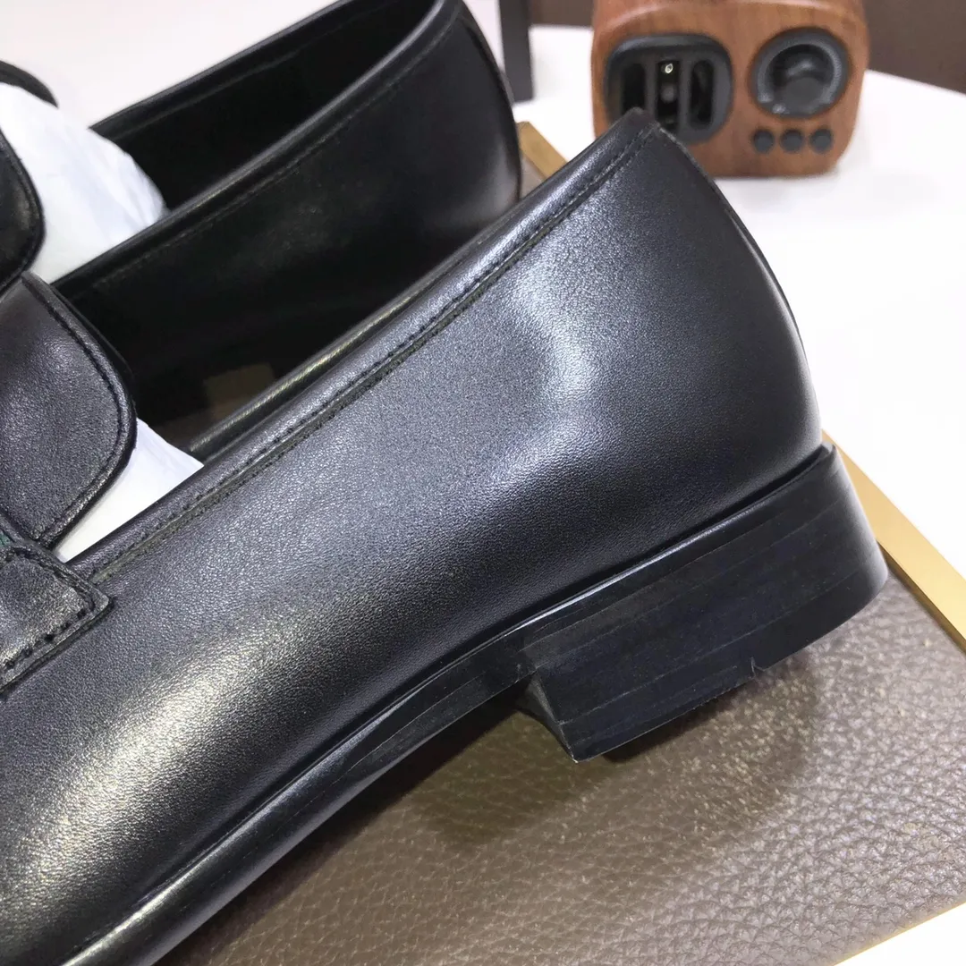 Factory batch 500💰Italy’s top luxury men’s shoe giant (GUCCI) (Gucci) (full cowhide lining) new arrival🍃Original European style🔰 Pleasant to the eye😍In order to make the shoes more durable and non-deformable🌀The production continues to follow traditional methods but there is still no lack of innovation💪The original sheepskin is selected for the leather♻️Smooth, natural and extra bright⭐Made of imported cowhide The rich man’s first choice 38-45 (45 customized)
